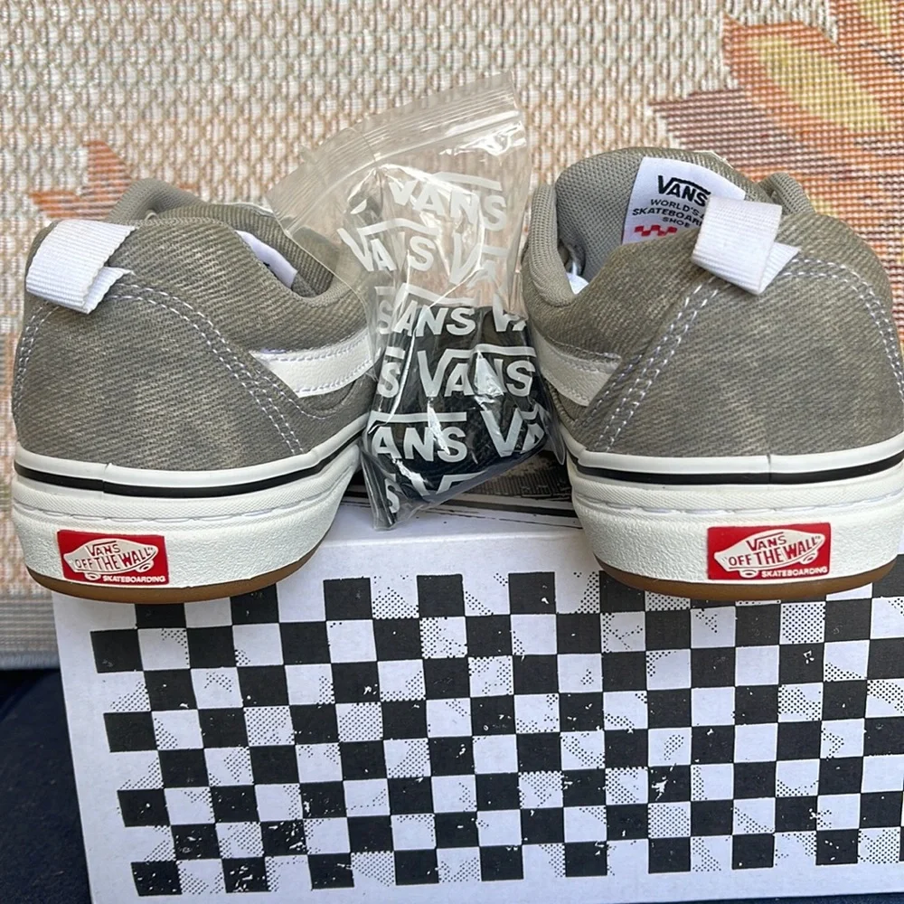 Vans WMNS Kyle Walker (Denim) Gray/White
VN0A5JIE9BM
Sneakers - athletic shoes - Picture 14 of 16